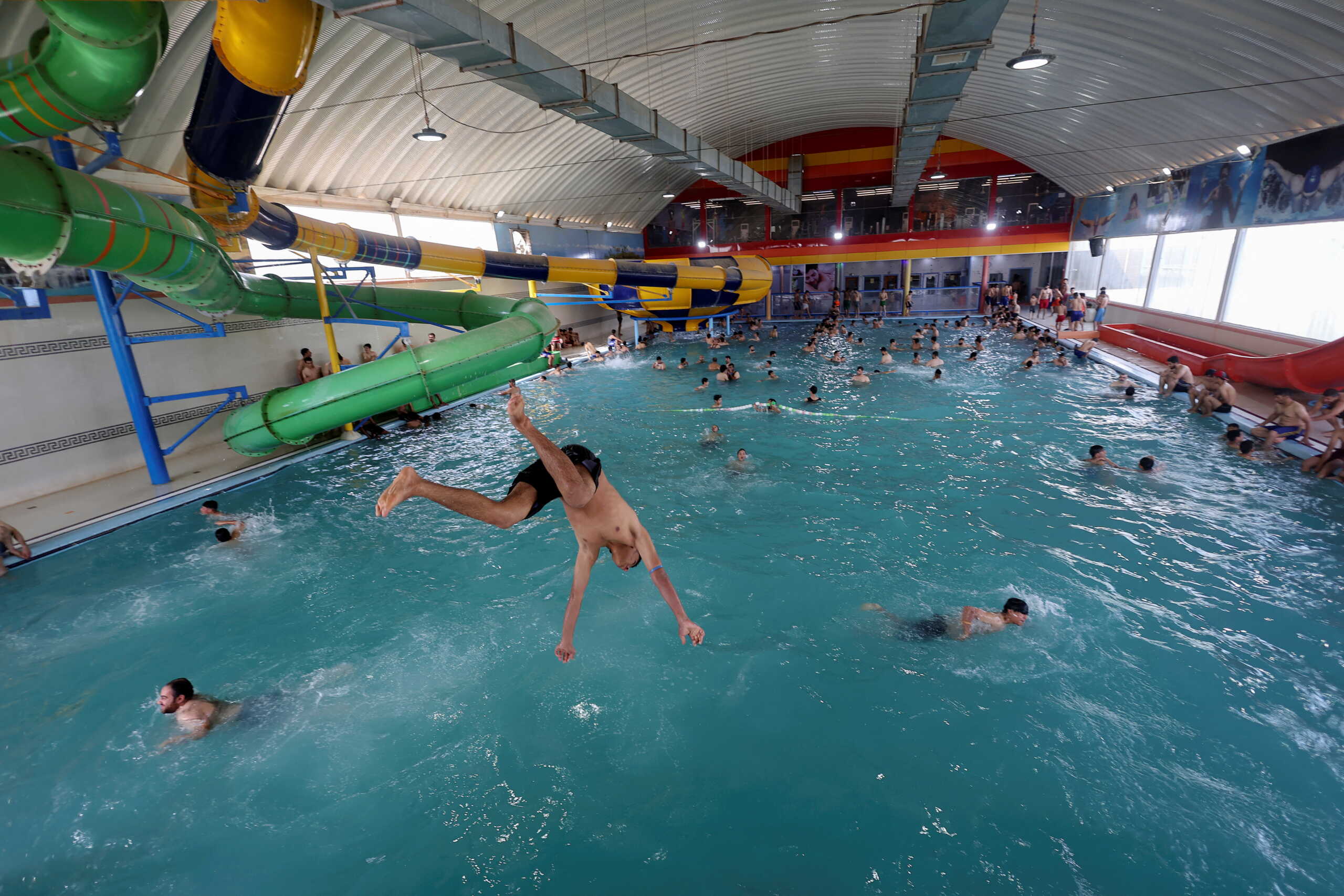 Reuters/Παιδιά προσπαθούν να δροσιστούν σε πισίνα