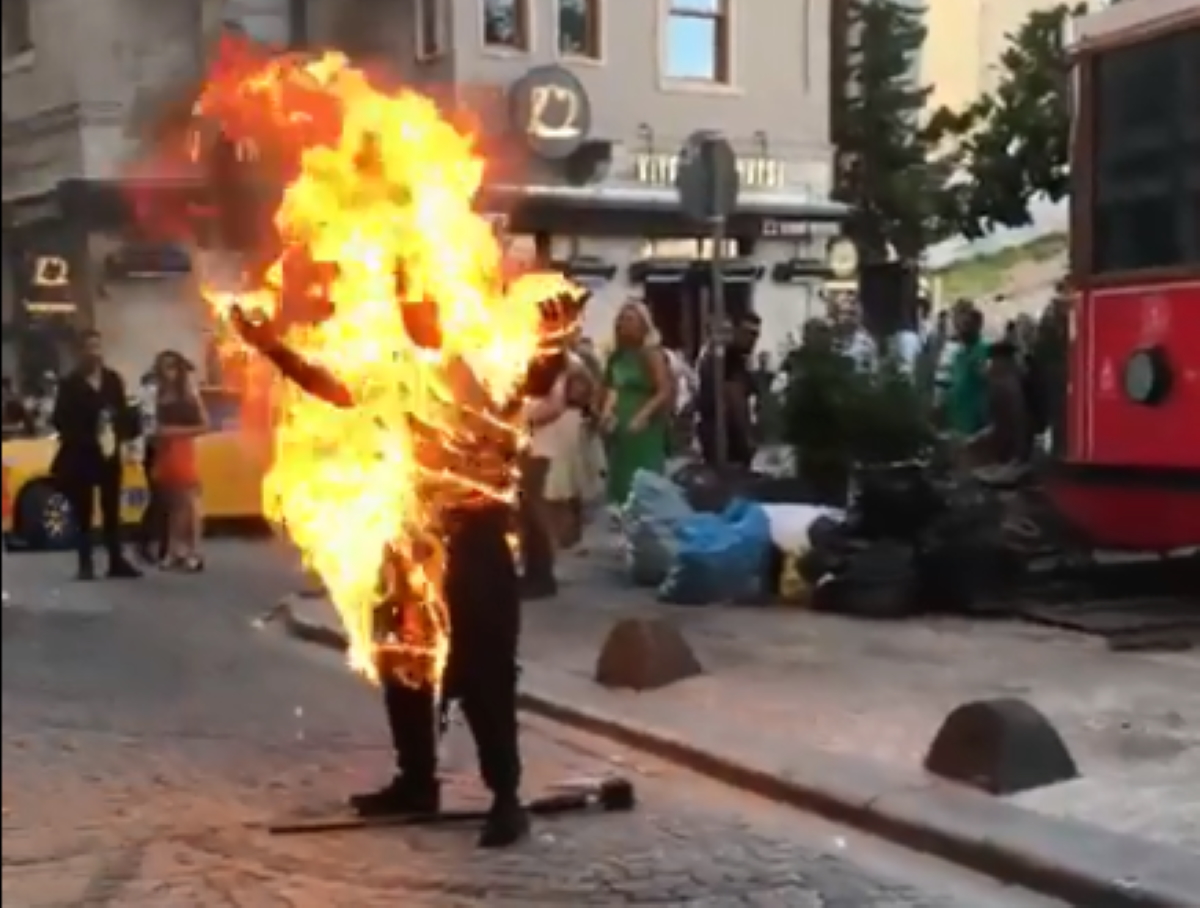 Κωνσταντινούπολη: 28χρονος αυτοπυρπολήθηκε και ο κόσμος άπραγος έβγαζε βίντεο