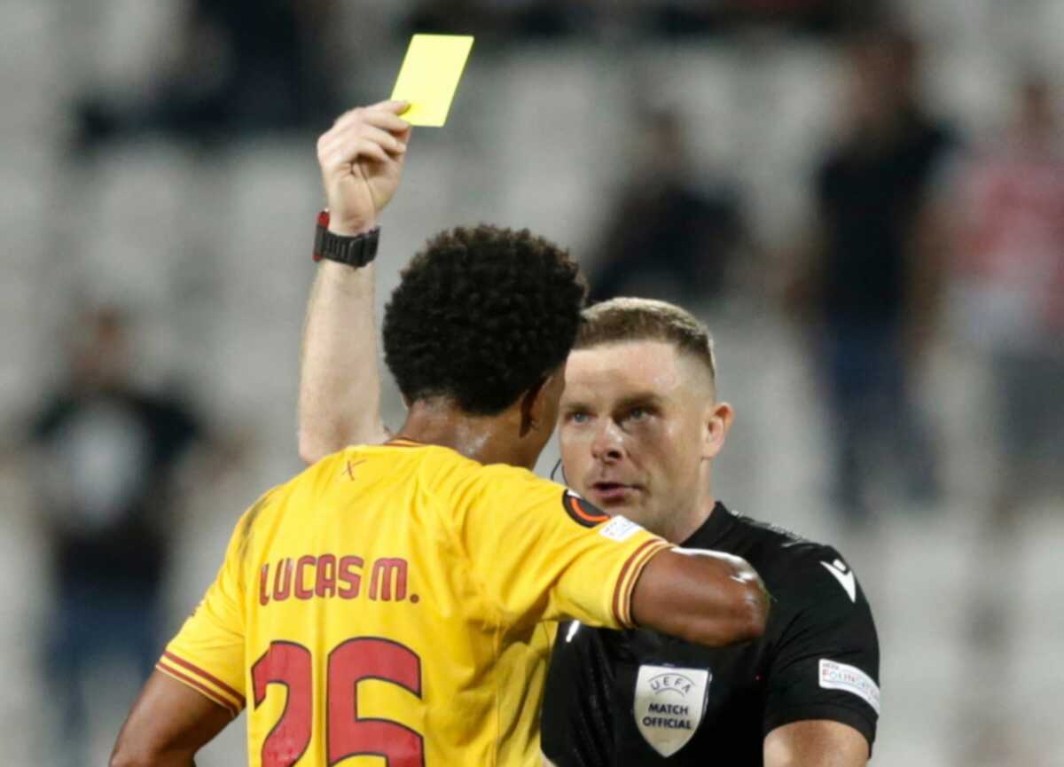 epa09471988 Referee John Beaton (R) shows a yellow card to Braga’s Lucas Mineiro (L) during the UEFA Europa League group F soccer match between Red Star and Braga in Belgrade, Serbia, 16 September 2021.  EPA