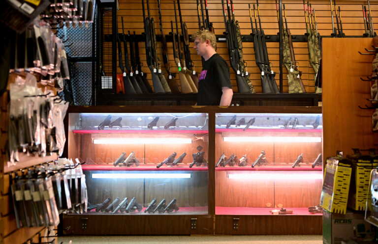 Τέξας: Δικαστήριο αποφάσισε πως οι νέοι 18 με 21 ετών μπορούν να έχουν πιστόλια σε δημόσιο χώρο