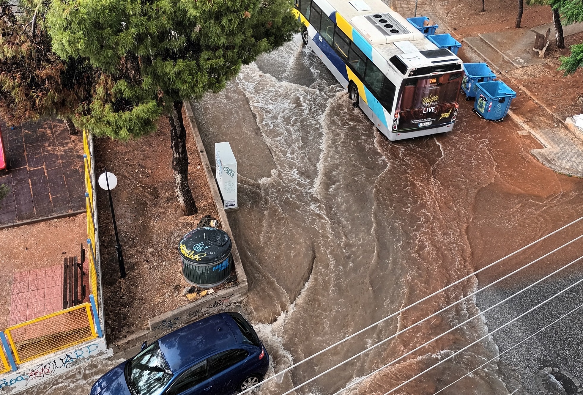 Καιρός: Σφοδρές καταιγίδες και χαλάζι σε περιοχές της Αθήνας