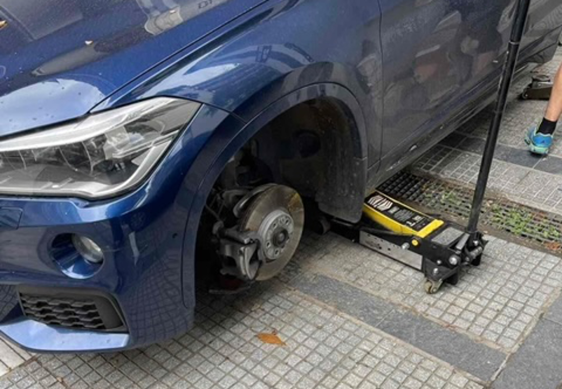 Θεσσαλονίκη: Σπείρα κλέβει ζαντολάστιχα από αυτοκίνητα – Θύμα και ο Αντιδήμαρχος Κοινωνικής Πολιτικής