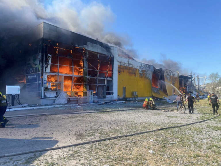 Τουλάχιστον 10 οι νεκροί από την πυραυλική επίθεση στο εμπορικό κέντρο του Κρεμεντσούκ