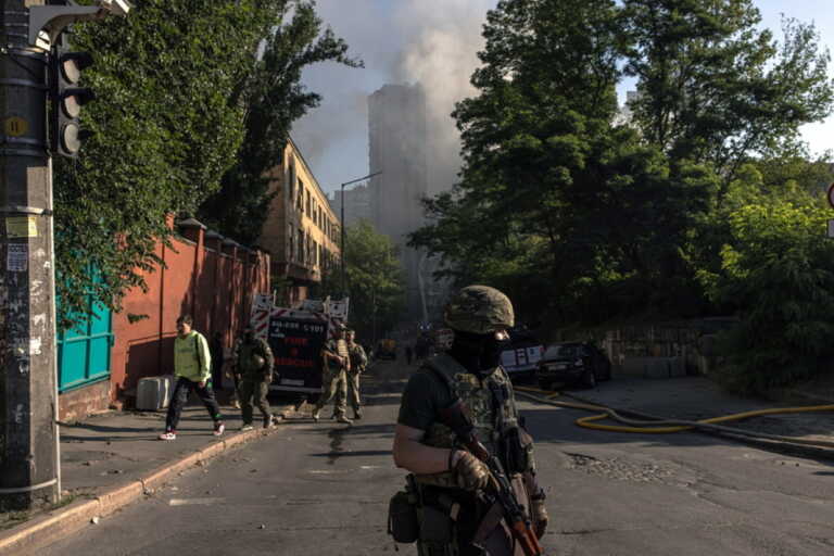 Νέοι ρωσικοί βομβαρδισμοί στο Κίεβο λίγο πριν τη σύνοδο των G7