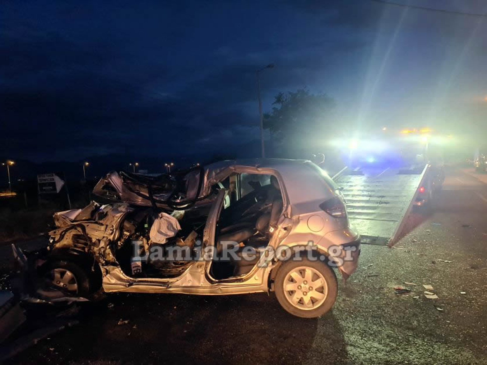 Λαμία: Σοκαριστικό τροχαίο με ένα νεκρό – Άμορφη μάζα το αυτοκίνητο το οποίο καρφώθηκε σε φορτηγό