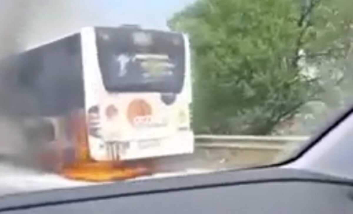 Θεσσαλονίκη: Η στιγμή που λεωφορείο των ΚΤΕΛ παίρνει φωτιά στη Σίνδο εν κινήσει – Δείτε το βίντεο