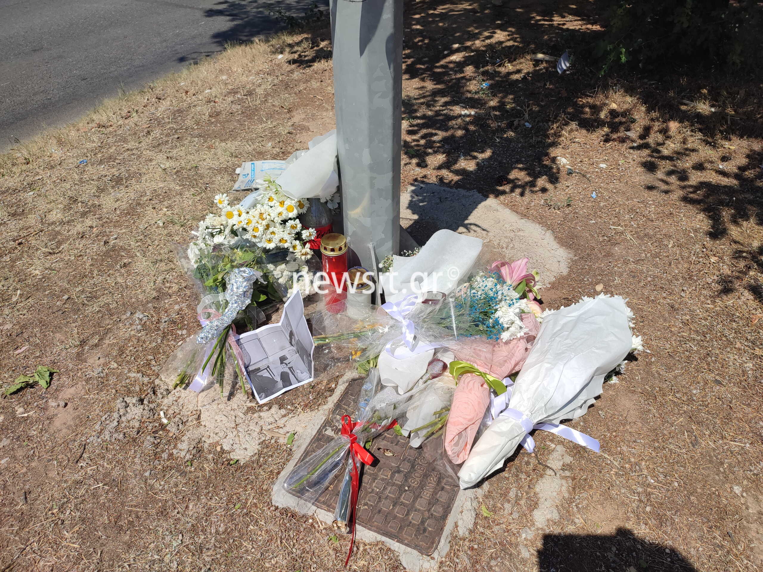 Τροχαίο στο Χαλάνδρι: Λουλούδια και φωτογραφίες στο σημείο που σκοτώθηκε ο 18χρονος