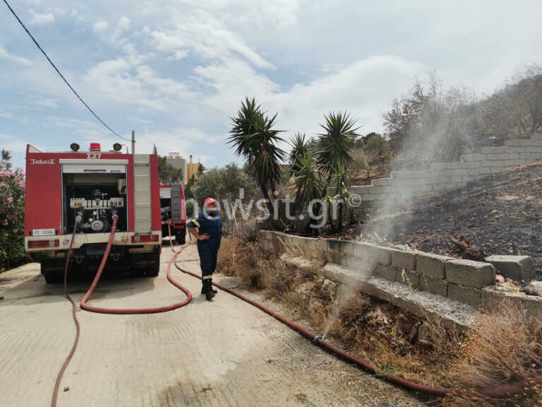 Φωτιά στην Αρτέμιδα: Απειλήθηκαν σπίτια – «Οι φλόγες έφτασαν στις μάντρες», ένας κάτοικος τραυματίας
