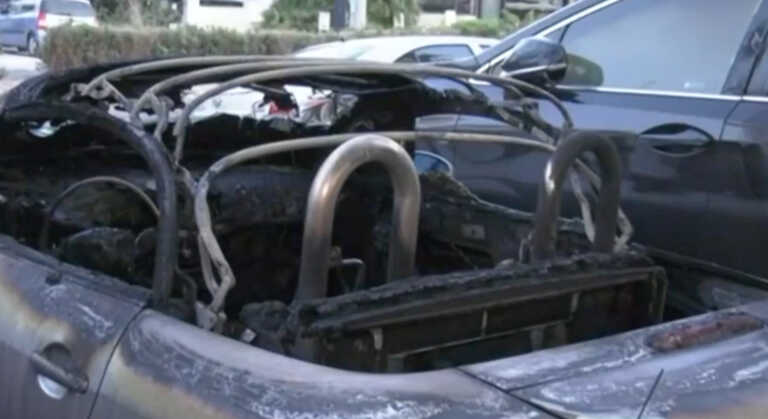 Εμπρησμός σε μάντρα αυτοκινήτων στο Παλαιό Φάληρο – Καταστράφηκαν 5 ΙΧ