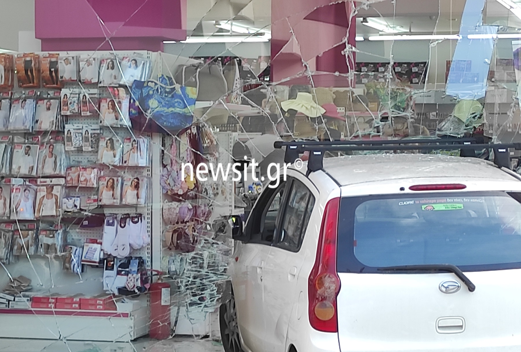 Μαρούσι: Αυτοκίνητο έπεσε σε κατάστημα στη Λεωφόρο Κηφισίας