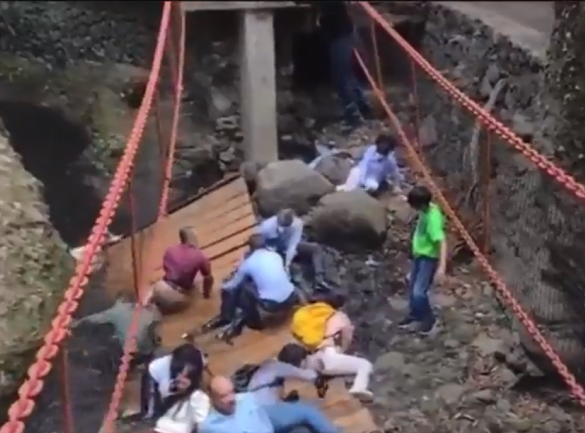 Μεξικό: Ξύλινη γέφυρα κατέρρευσε στα εγκαίνιά της – Τουλάχιστον 25 τραυματίες