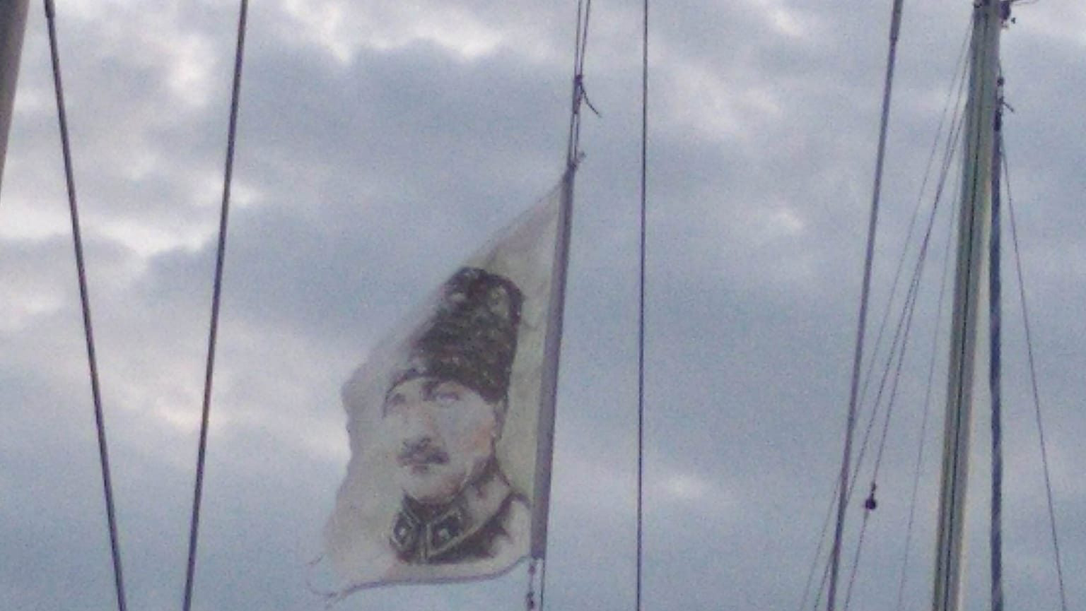 Μυτιλήνη: Τουρκικό ιστιοφόρο ύψωσε σημαία του Κεμάλ στο λιμάνι