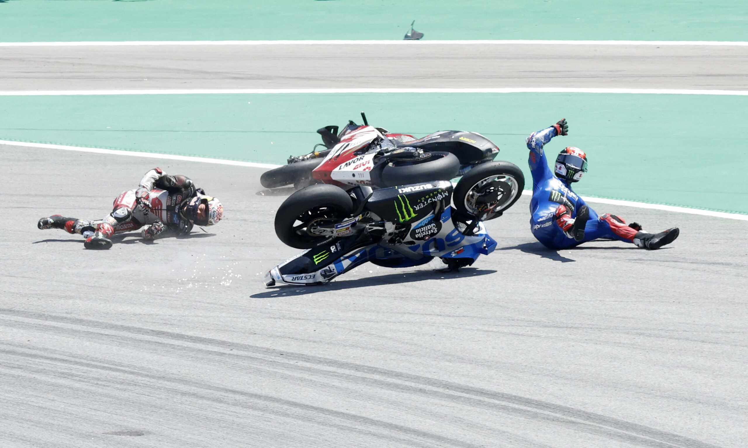 MotoGP - Catalunya Grand Prix - Circuit de Barcelona-Catalunya,  Barcelona, Spain - June 5, 2022 Team Suzuki Ecstar's Alex Rins and LCR Honda's Takaaki Nakagami crash out at the start of the race REUTERS