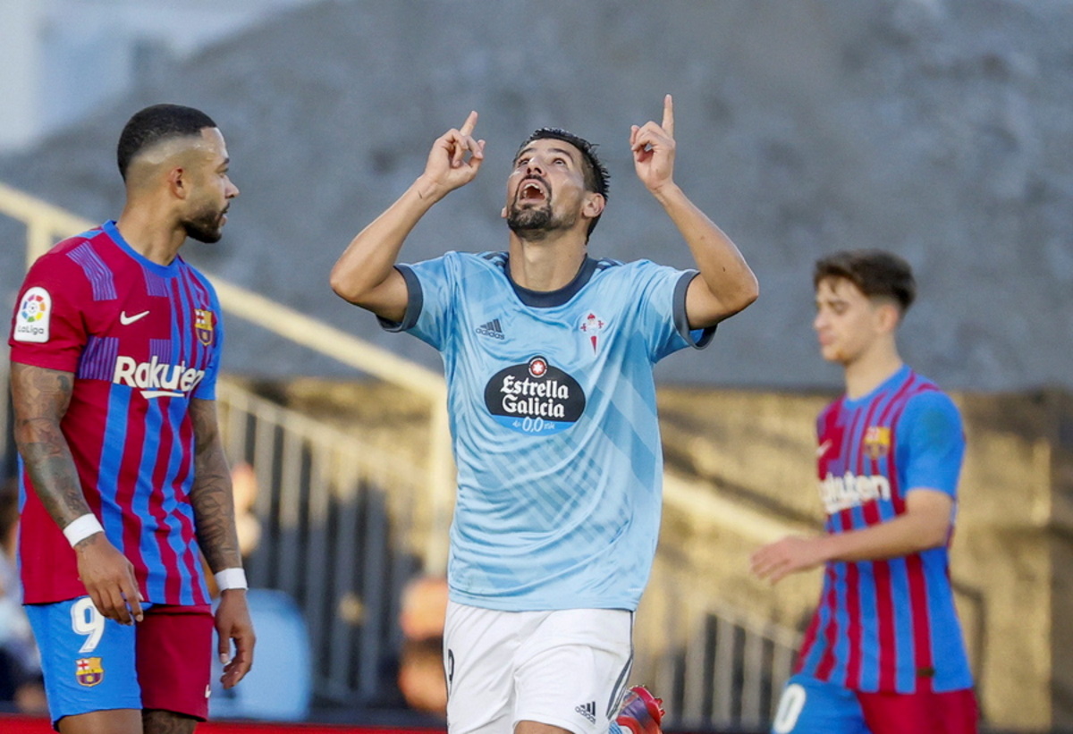 epa09568373 Celta de Vigo's Nolito celebrates after scoring during a Spanish LaLiga soccer match between Celta de Vigo and FC Barcelona at Balaidos stadium in Vigo, Galicia, northern Spain, 06 November 2021.  EPA