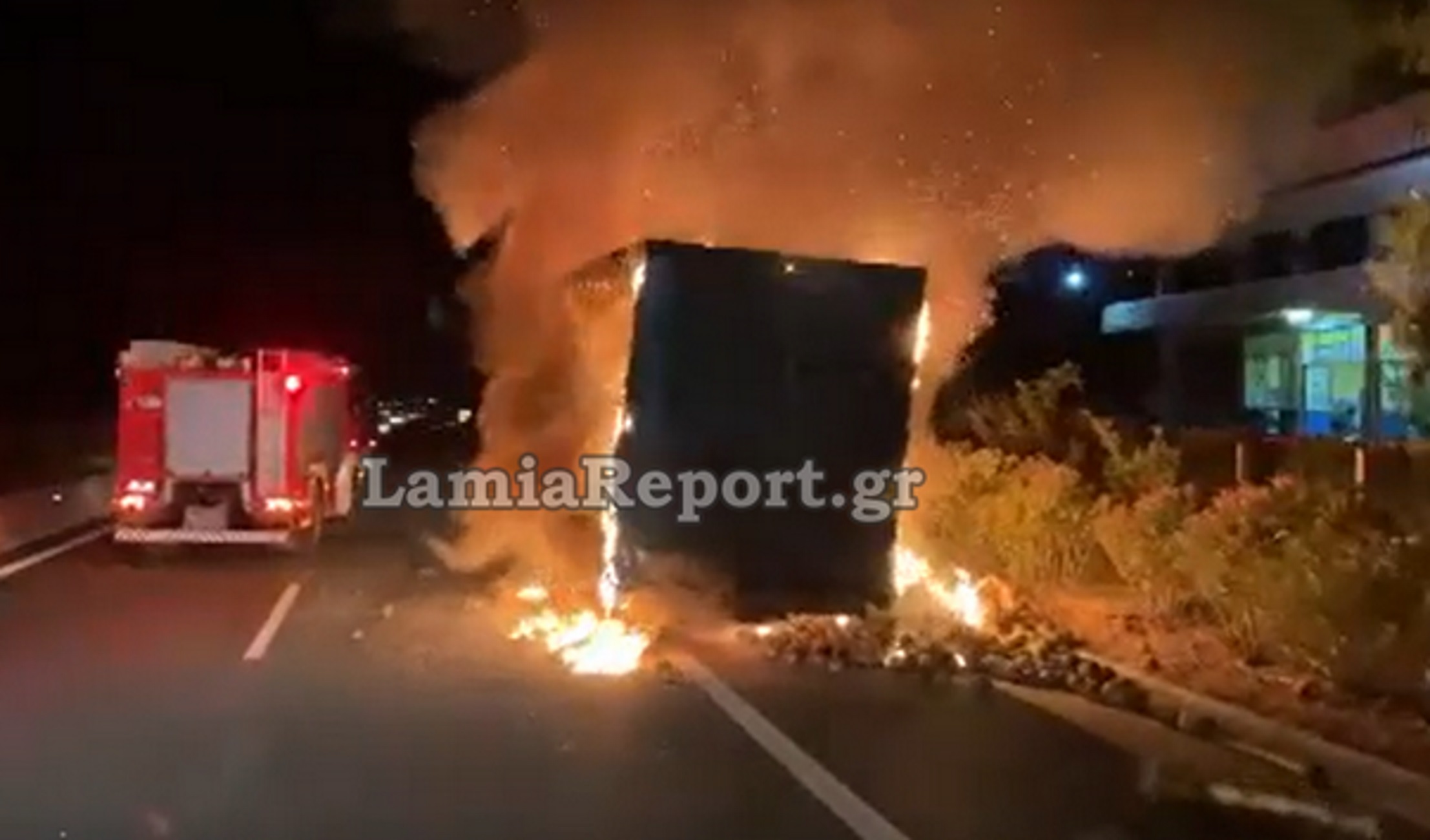 Εθνική Οδός: Φωτιά σε νταλίκα με καρπούζια και πεπόνια – Εικόνες από το σημείο τις πιο δύσκολες ώρες