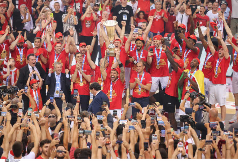 Ολυμπιακός: Ο Γιώργος Πρίντεζης σήκωσε την κούπα του πρωταθλητή
