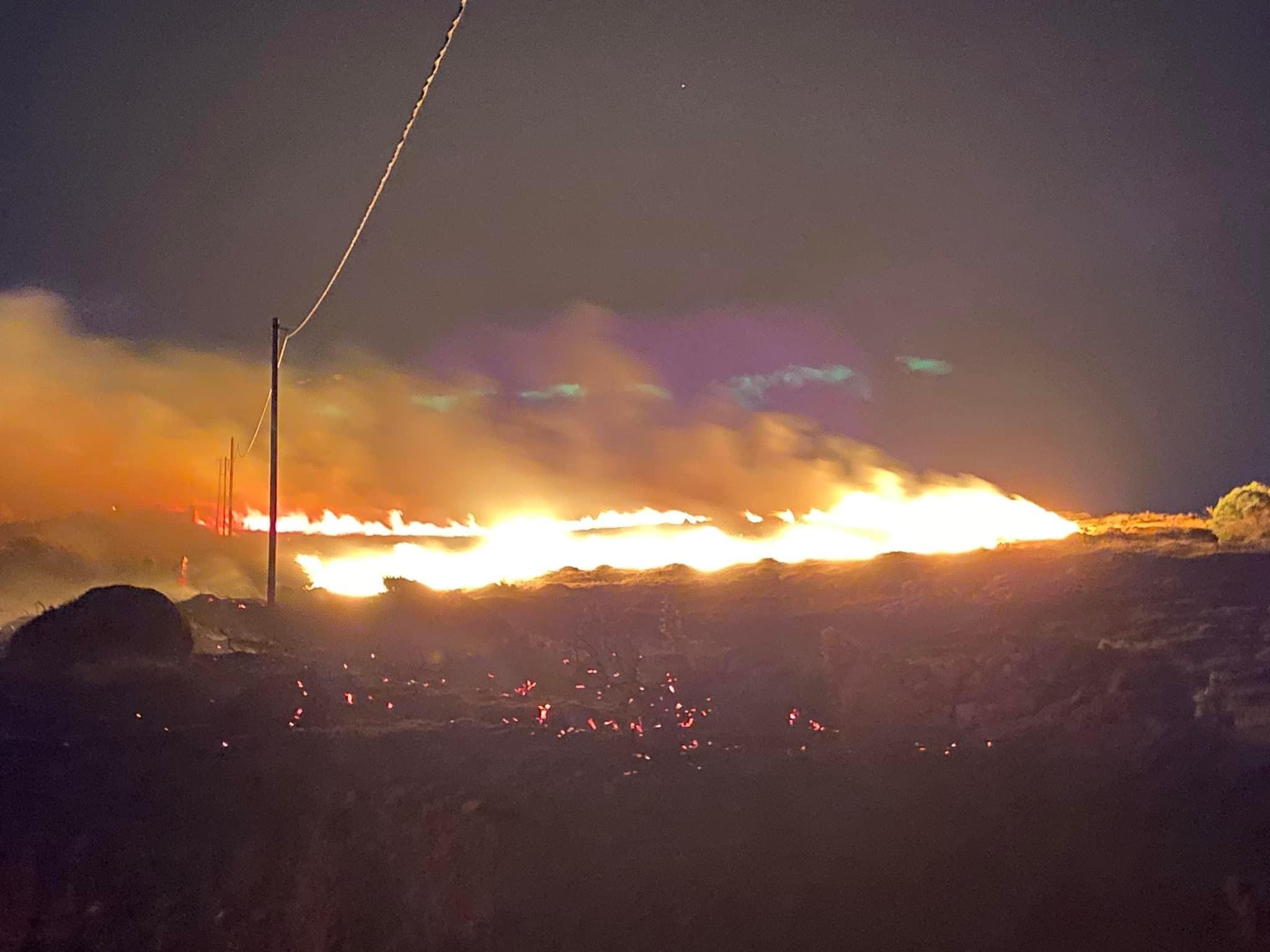 Μεγάλη φωτιά στην Πάρο – Καίει σε δύσβατη περιοχή