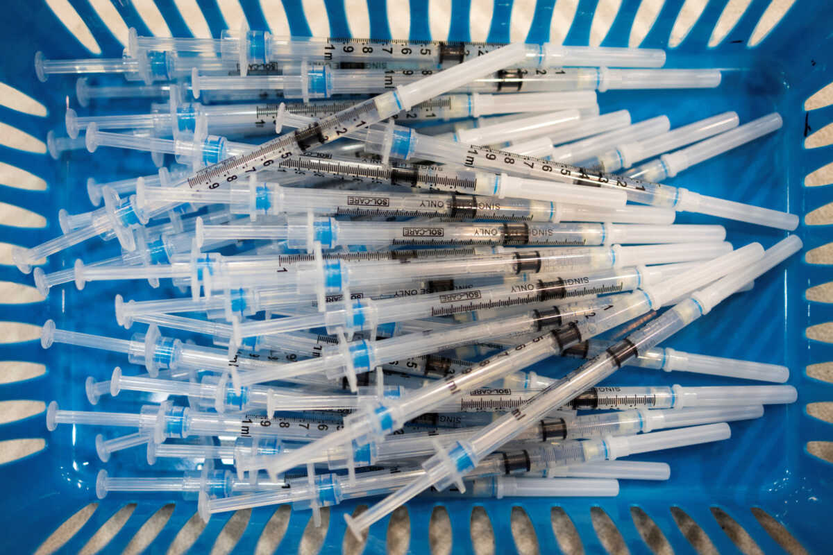 Αντιγριπικός εμβολιασμός 2022: Στα φαρμακεία 2 εκατ. εμβόλια – Ξεκίνησαν οι εμβολιασμοί