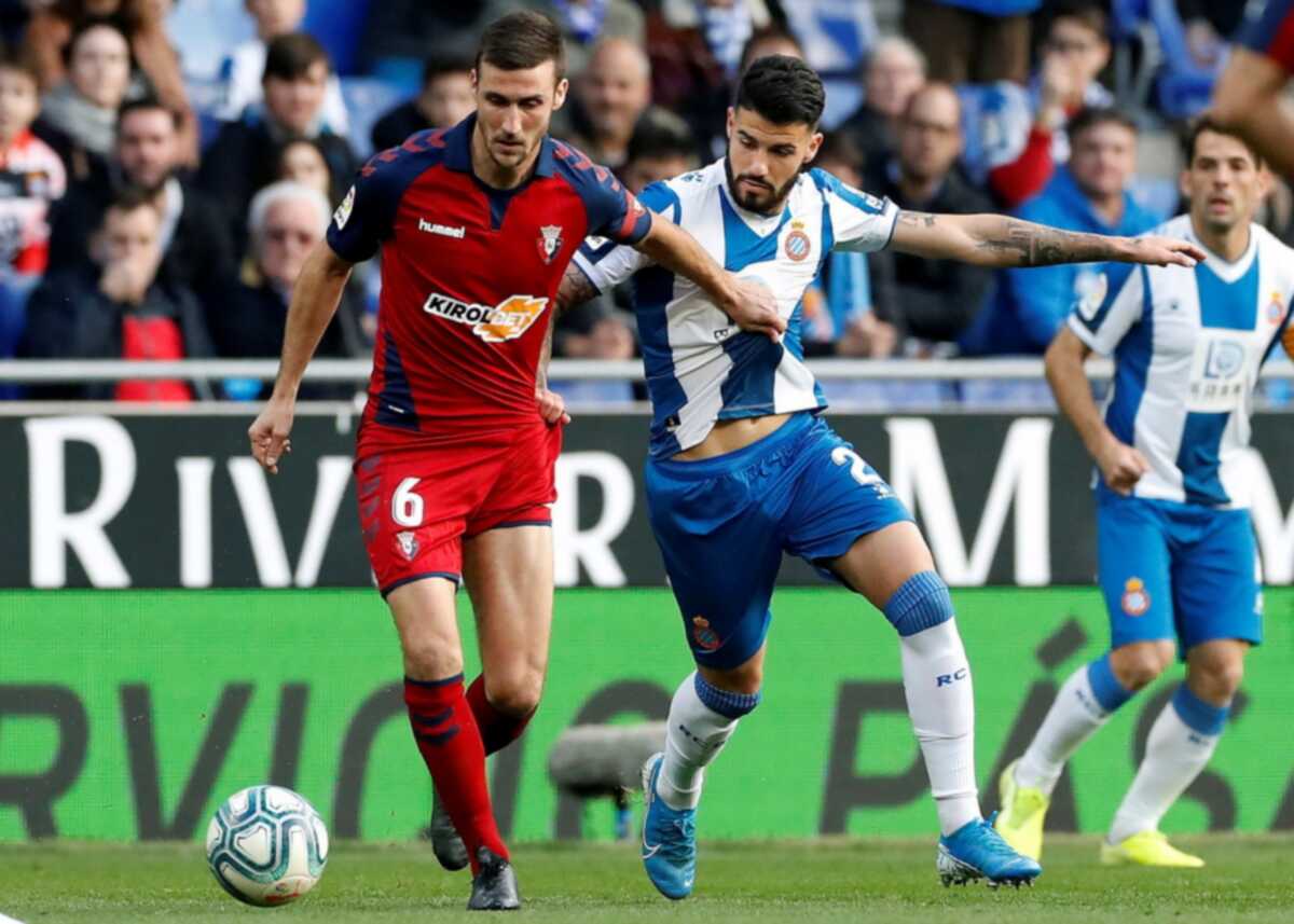 epa08037464 RCD Espanyol's defender Gonzalo Avila ''Pipa'' (R) duels for the ball with Osasuna's defender Oier Sanjurjo (L) during their Spanish LaLiga Primera Division soccer match played at RCDE Stadium stadium in Barcelona, Spain, 01 December 2019.  EPA