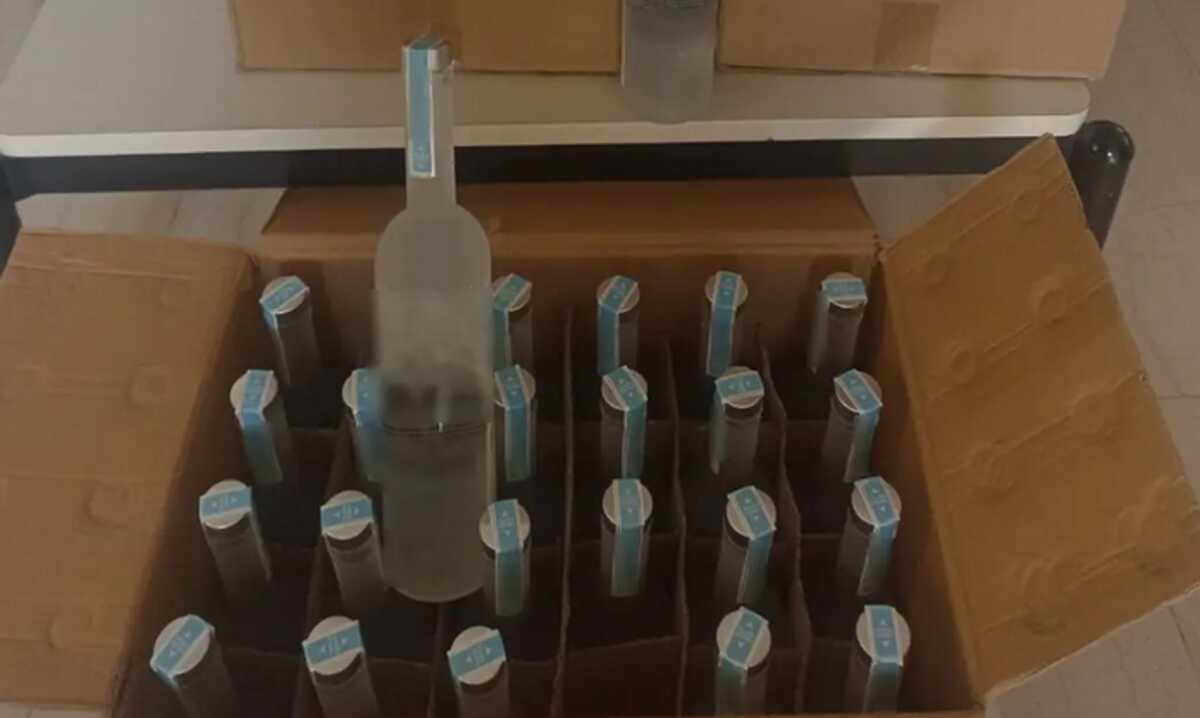 ΣΔΟΕ: Εργαστήριο που έφτιαχνε ποτά «μπόμπες» εντοπίστηκε σε Καλλιθέα και Ασπρόπυργο – Δύο συλλήψεις