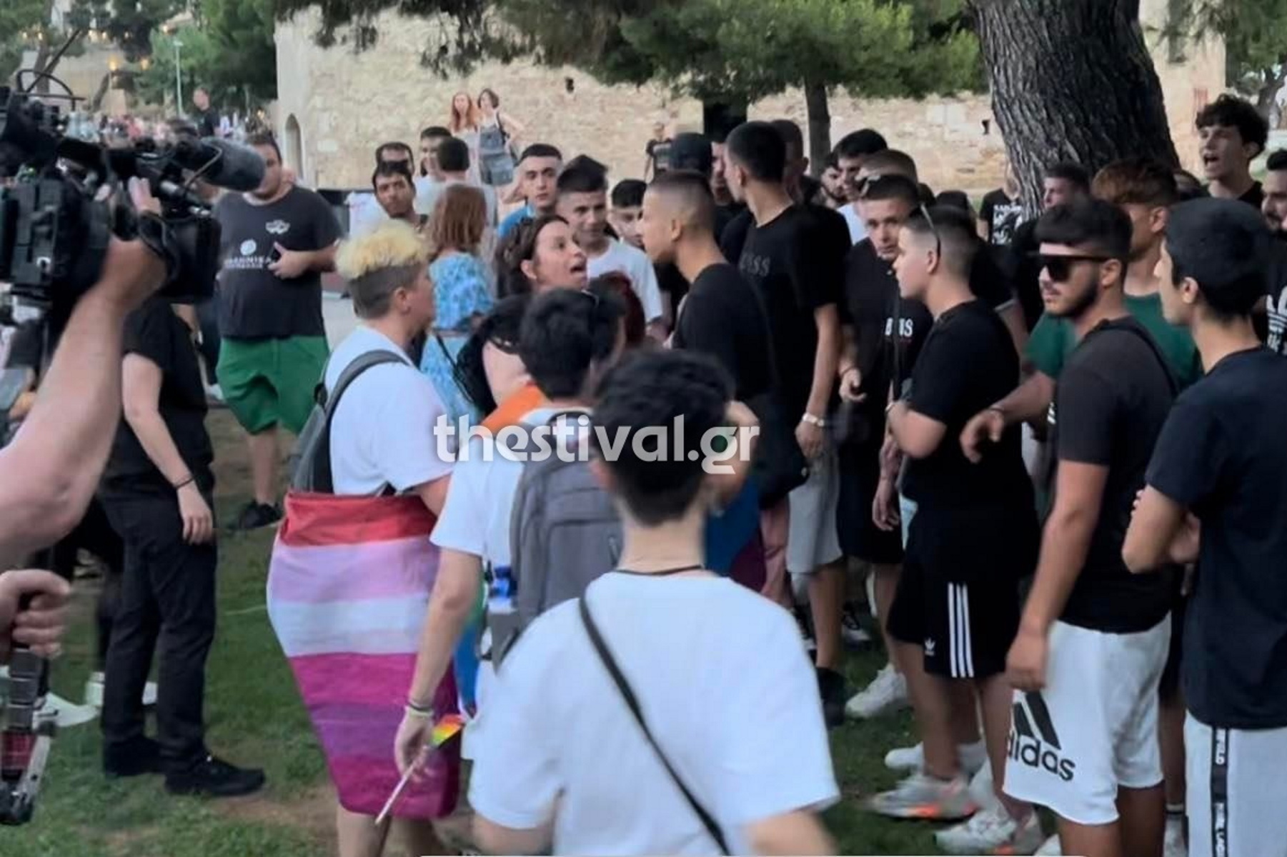 Θεσσαλονίκη: Ένταση στην πορεία του Pride – Ανήλικοι άρπαξαν σημαιάκια και τα έκαψαν