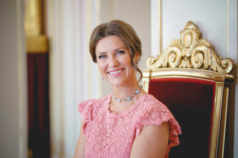 Η πριγκίπισσα Μάρθα Λουίζα της Νορβηγίας αρραβωνιάστηκε Σαμάνο – Έξι μήνες σχεδίαζαν το δαχτυλίδι