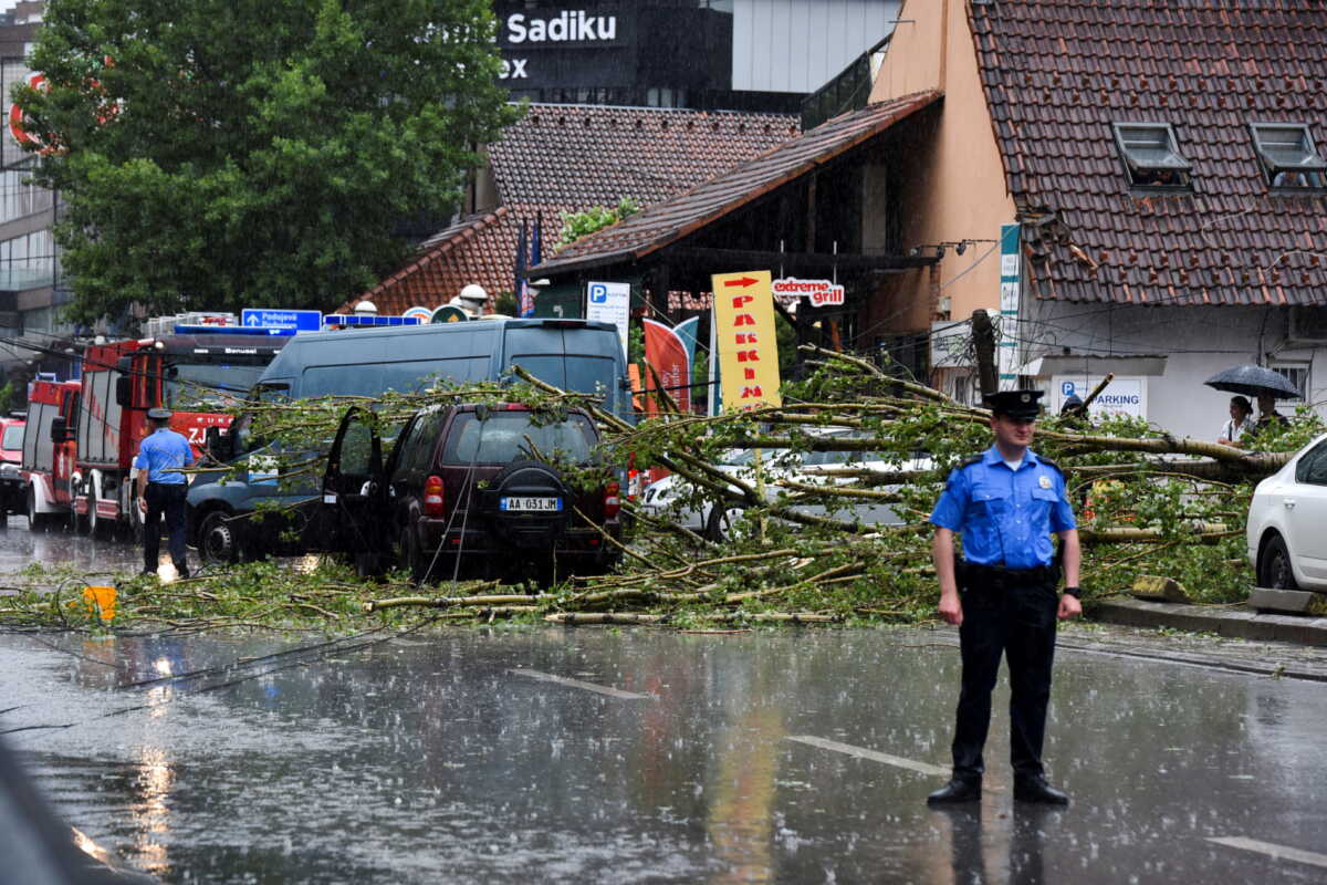 Κόσοβο: Νεκρός άνδρας όταν δέντρο ξεριζώθηκε από τους ανέμους και έπεσε πάνω στο αυτοκίνητό του