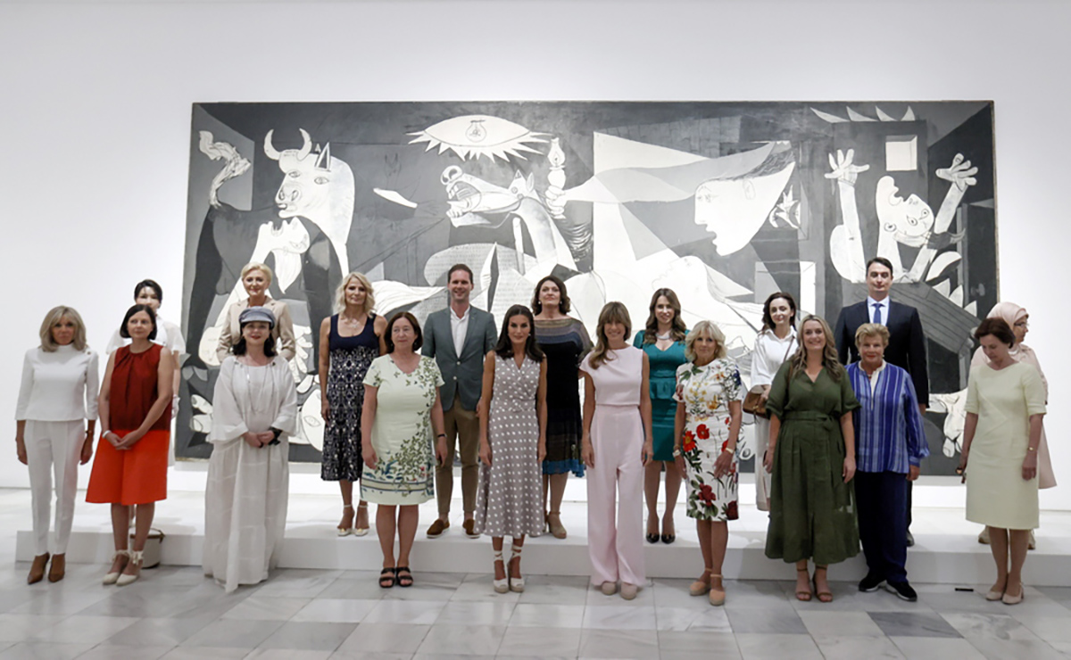 epa10041047 Spanish Queen Letizia (C-L) and the wife of Spanish Prime Minister, Begona Gomez (C-R), pose for a group photo with First Ladies and partners of the Heads of State and Government of NATO's member countries in front of Pablo Picasso's artwork 'Guernica' during their visit to the Queen Sofia National Museum in Madrid, Spain, 29 June 2022, on the sidelines of the NATO Summit.  EPA