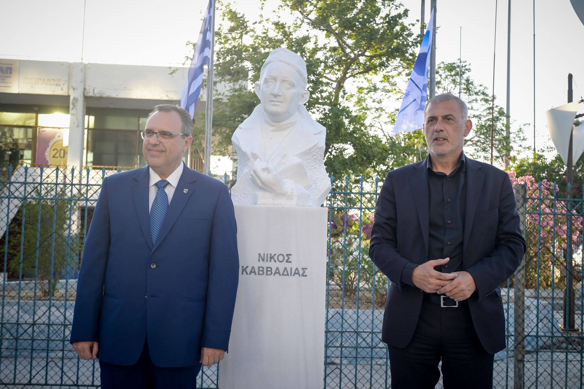 Η προτομή του ποιητή της θάλασσας Νίκου Καββαδία κοσμεί τον Πειραιά