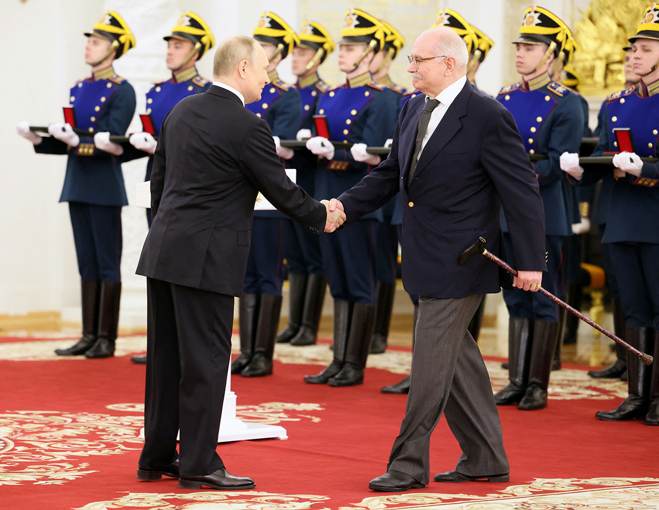 Russia's President Vladimir Putin shakes hands with film director Nikita Mikhalkov during a ceremony to present state awards to honourees for outstanding achievements on Russia Day in Moscow, Russia June 12, 2022. Sputnik