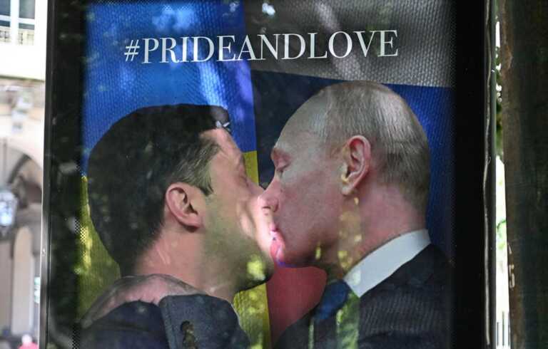 Το φιλί στο στόμα του Ζελένσκι με τον Πούτιν – Το μήνυμα του «Banksy του Τορίνο» για το Pride και την ειρήνη