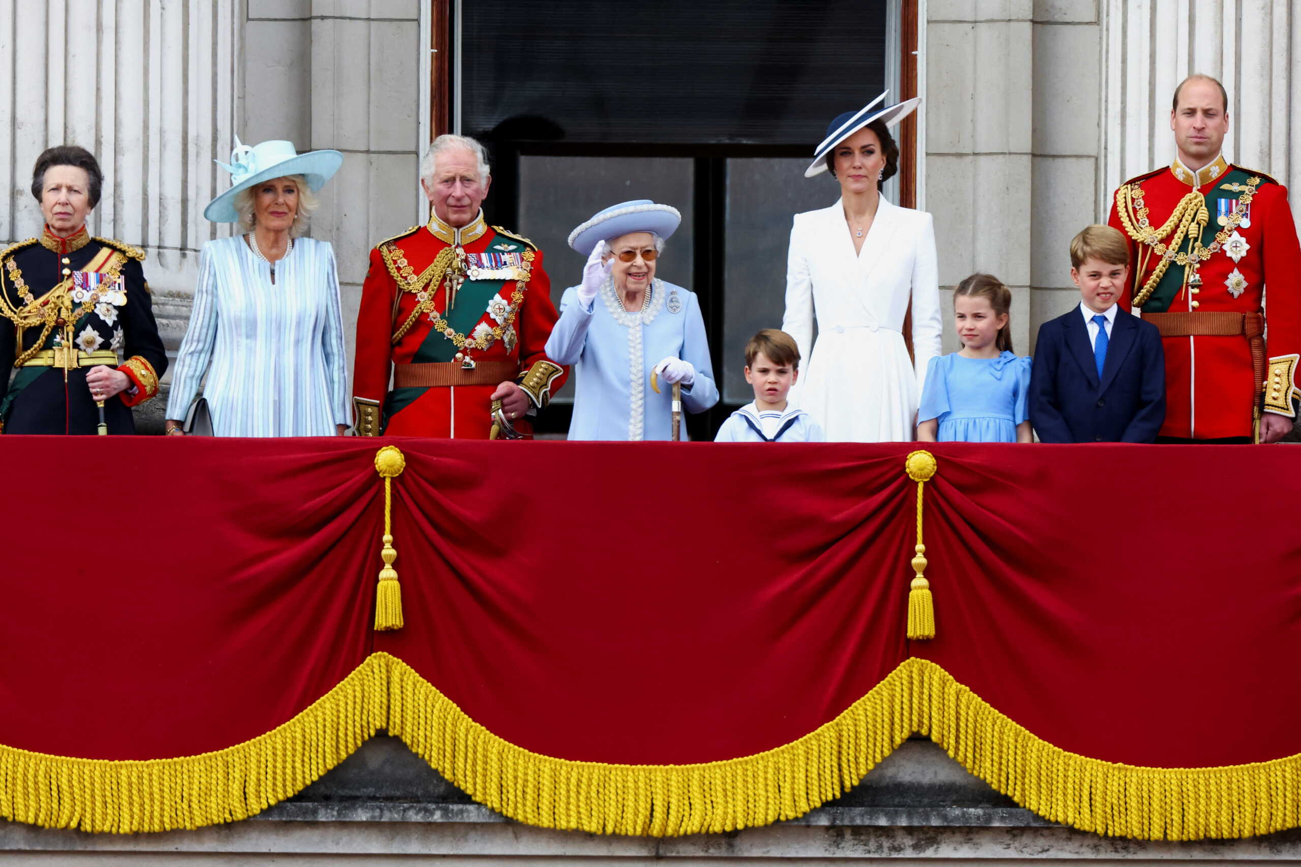Βασίλισσα Ελισάβετ: Οι πρώτες εικόνες από την παρέλαση για το Πλατινένιο Ιωβηλαίο
