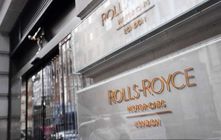 Η Rolls Royce δίνει μπόνους στους εργαζόμενους για να αντιμετωπίσουν την ακρίβεια