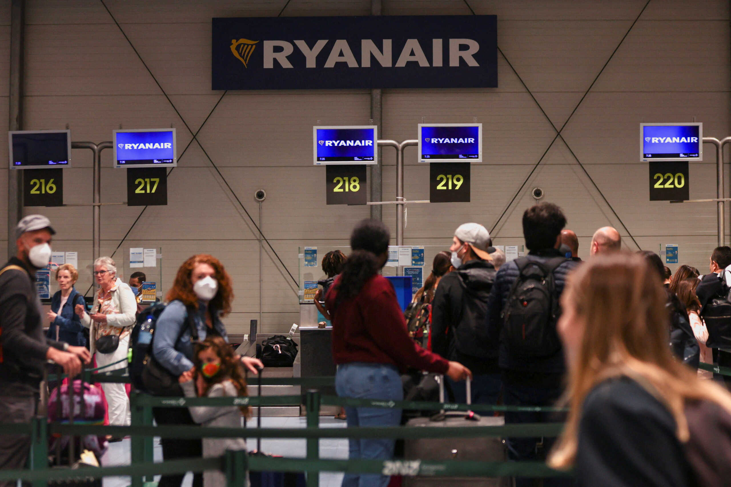 Ryanair: Απανωτές απεργίες των πληρωμάτων καθηλώνουν τα αεροσκάφη – Δεκάδες ακυρώσεις πτήσεων