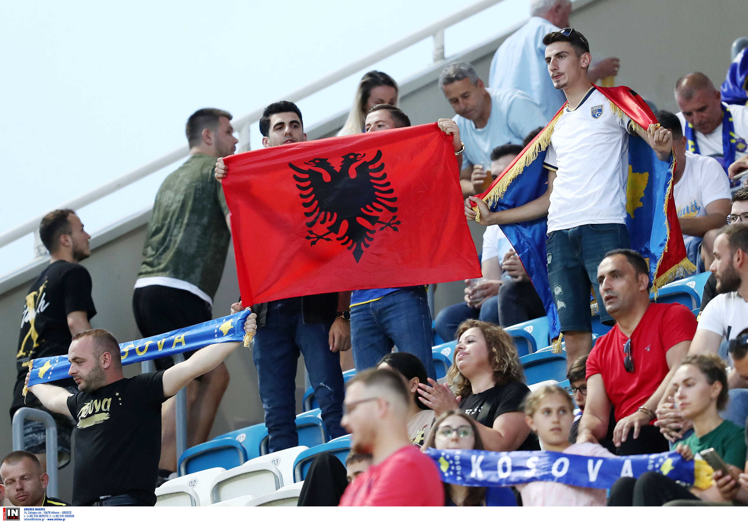 Κόσοβο – Ελλάδα: Με αλβανικές σημαίες στην εξέδρα οι Κοσοβάροι – Αποδοκιμάστηκαν οι Έλληνες παίκτες