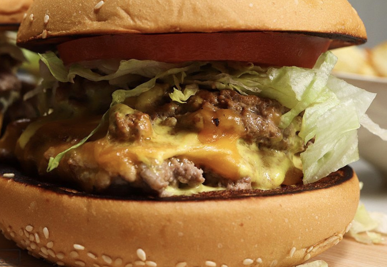 Συνταγή για σπιτικά smash burger – Τα ωραιότερα μπέργκερ είναι στο χέρι σας