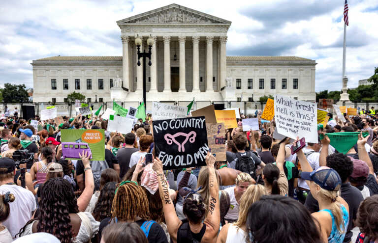 Παγκόσμιος αποτροπιασμός για τις ΗΠΑ μετά την απόφαση για τις αμβλώσεις - «Να χε@@ το Ανώτατο Δικαστήριο»