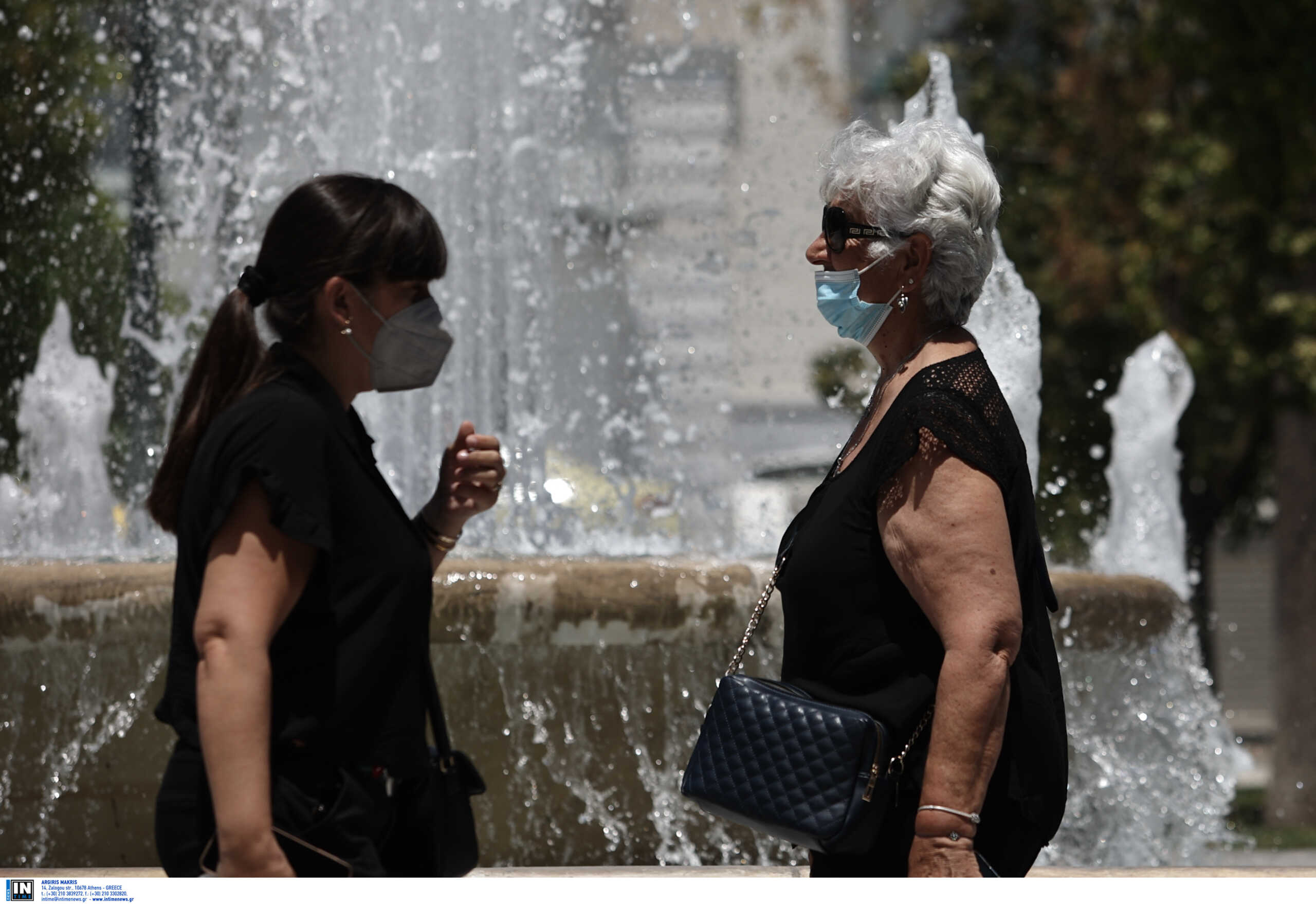 Κορονοϊός: Η εκτόξευση των κρουσμάτων επαναφέρει τη συζήτηση για τις μάσκες