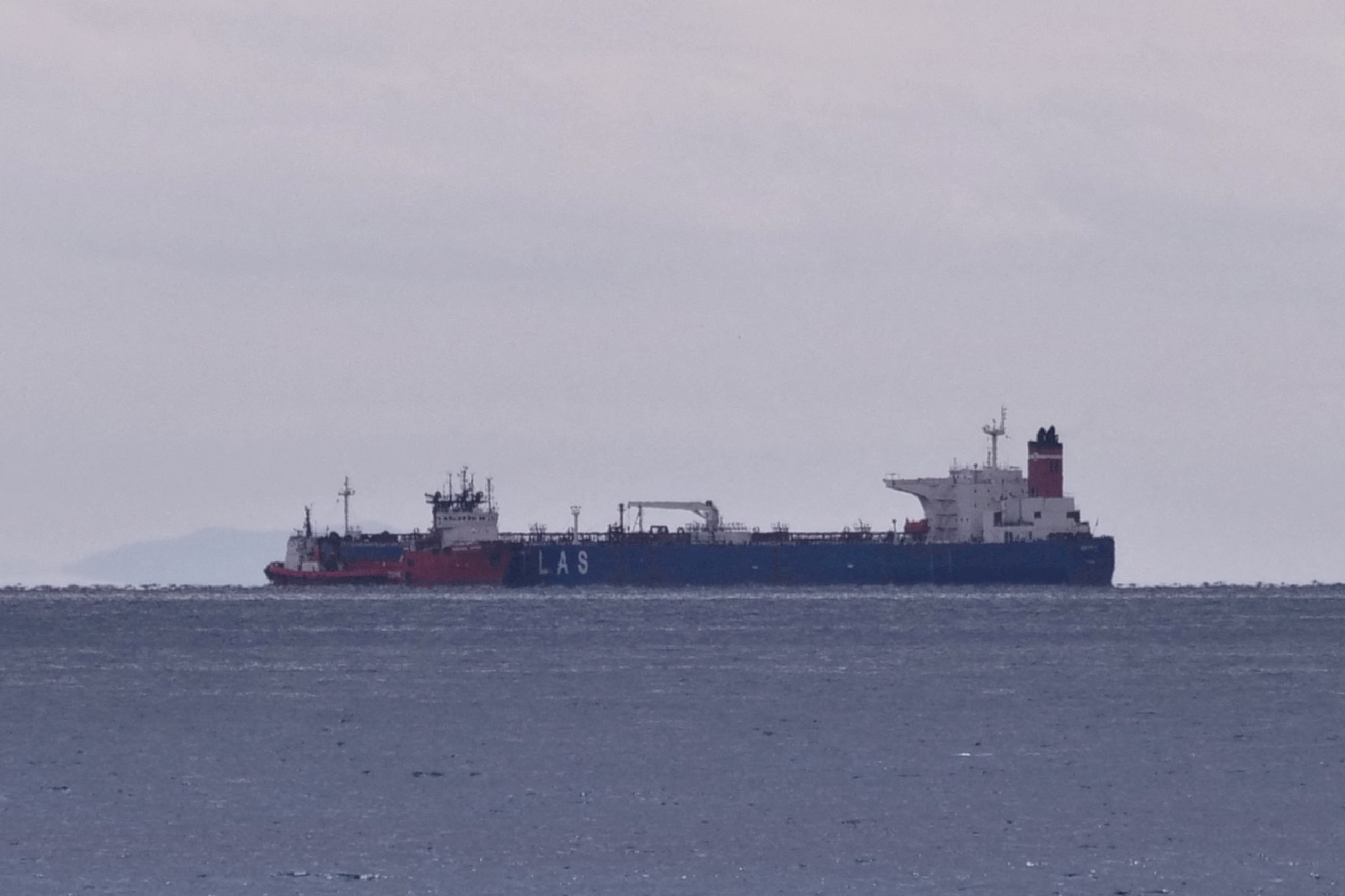 Το ρωσικό τάνκερ «Lana» ρυμουλκείται από την Κάρυστο στο Πειραιά – Θα του επιστραφεί μέρος του πετρελαίου που κατέσχεσαν οι ΗΠΑ