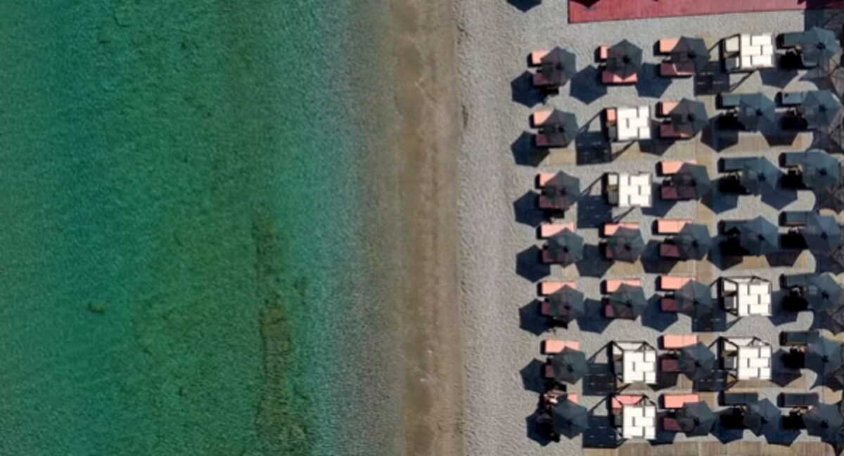 Καλάμια Κορινθίας: Ο απέραντος καλοκαιρινός τιρκουάζ παράδεισος από ψηλά