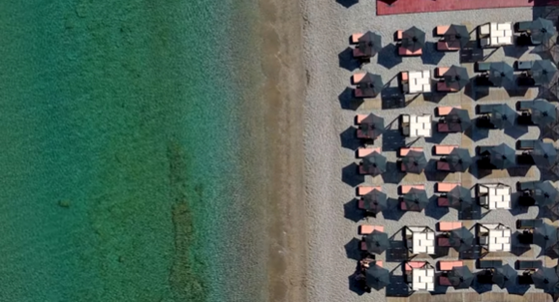 Καλάμια Κορινθίας: Ο απέραντος καλοκαιρινός τιρκουάζ παράδεισος από ψηλά
