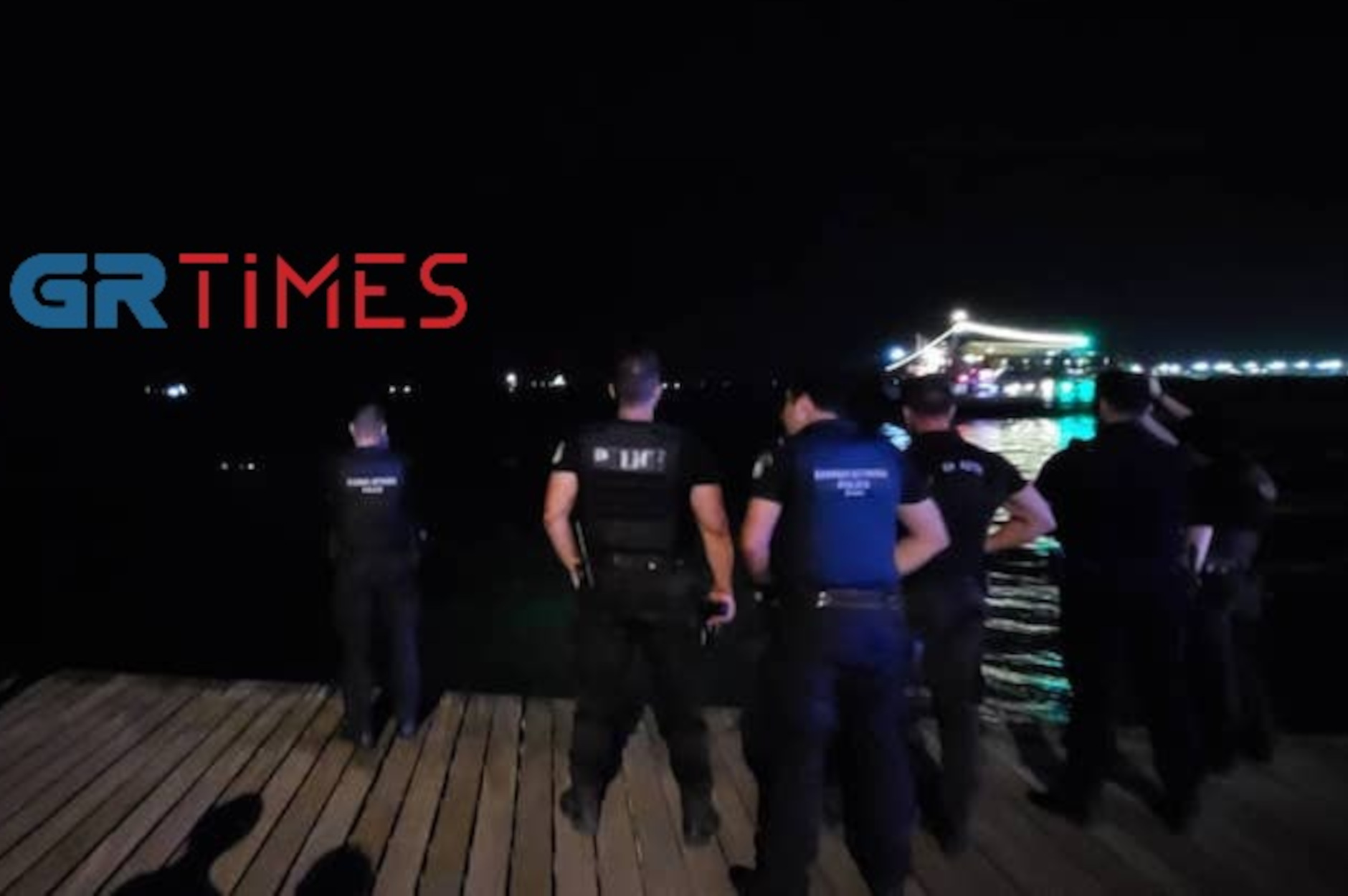 Θεσσαλονίκη: Συναγερμός για γυναίκα που «βούτηξε» στον Θερμαϊκό – Καρέ καρέ η επιχείρηση διάσωσης