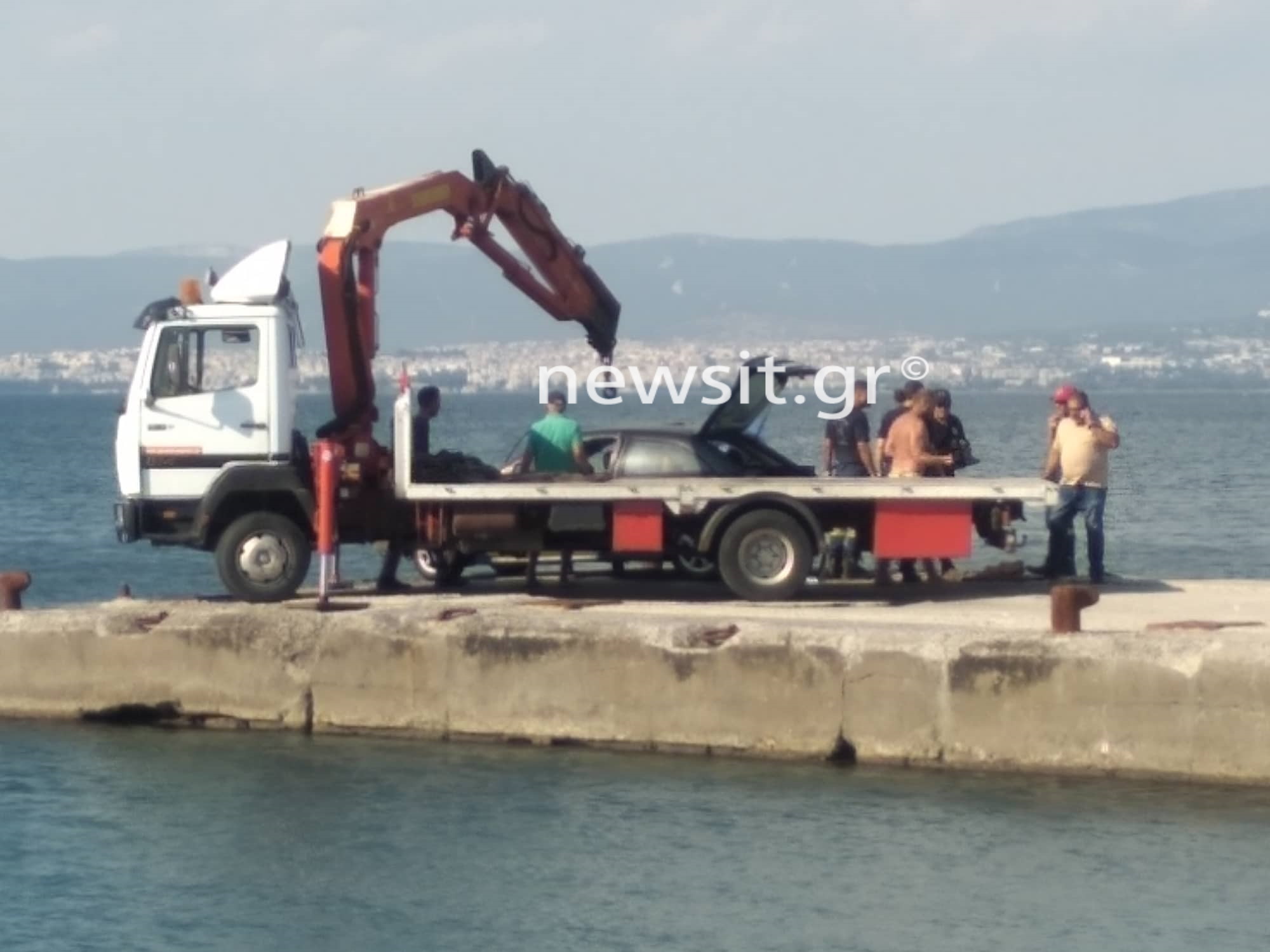 Θεσσαλονίκη: Μάνα και γιος οι νεκροί επιβάτες του αυτοκινήτου που έπεσε στη θάλασσα