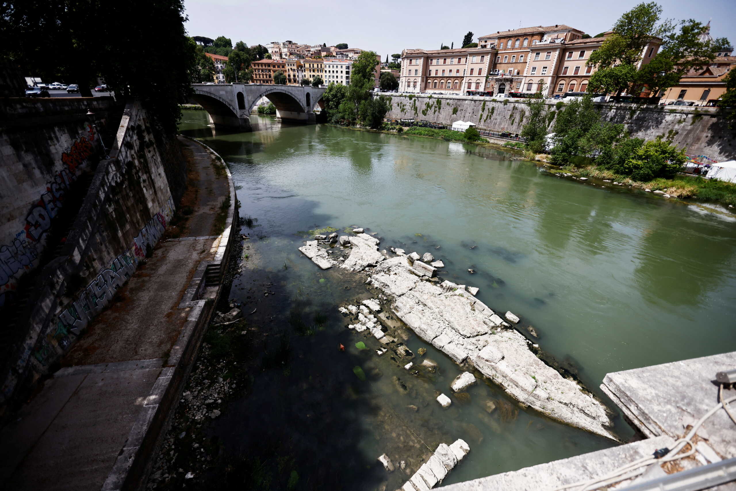 Low water levels of Rome's historic River Tiber reveal an ancient bridge built under Roman Emperor Nero, as a heatwave continues to sweep through Europe, in Rome, Italy, June 21, 2022. REUTERS