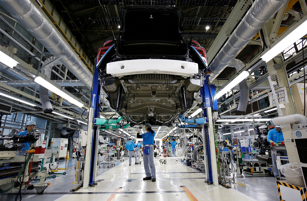 FILE PHOTO: Employees of Toyota Motor Corp. work on an assembly line at the company's Motomachi plant in Toyota, Aichi prefecture, Japan May 17, 2018. Picture taken May 17, 2018.  REUTERS