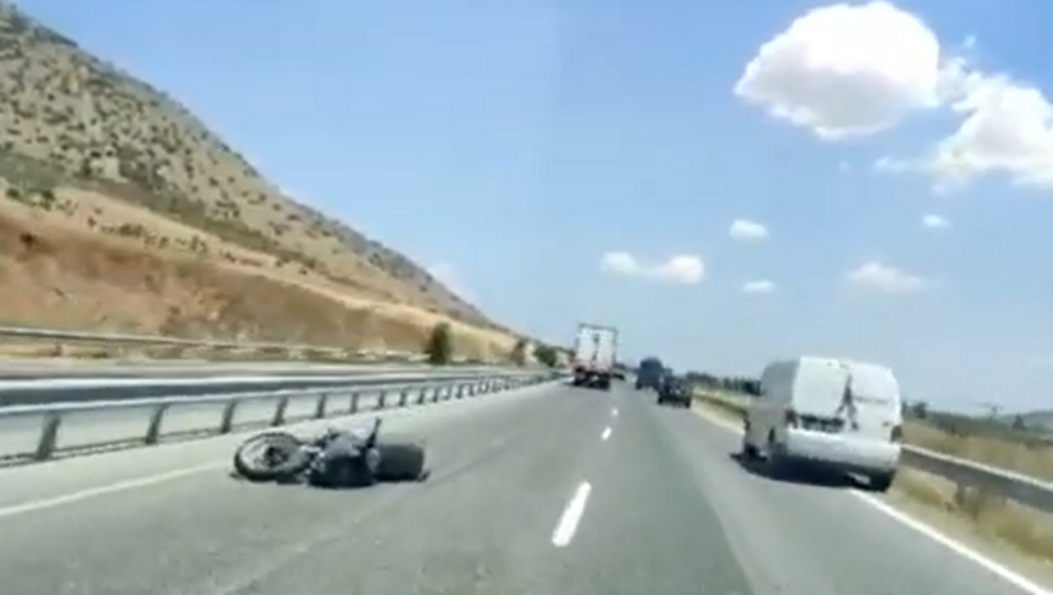 Σοκαριστικό τροχαίο στον δρόμο Λάρισας – Τρικάλων με έναν σοβαρά τραυματισμένο μοτοσικλετιστή