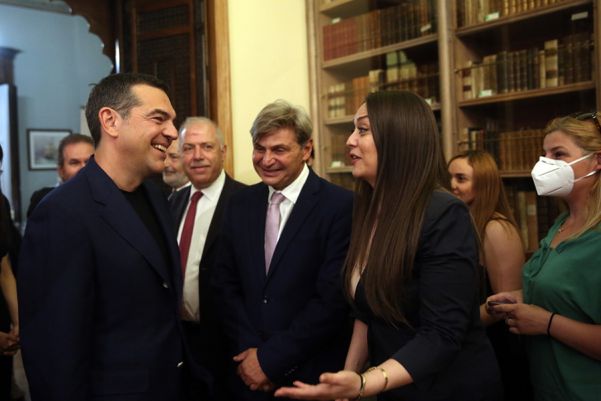 Ο πρόεδρος του ΣΥΡΙΖΑ - ΠΣ Αλέξης Τσίπρας (Α), συνομιλεί με τη μεταπτυχιακή φοιτήτρια του Πανεπιστημίου Πειραιώς Μιχαέλα Τσιτιλάκου, κατά την τελετή βράβευσής της, στο Ίδρυμα Λασκαρίδη στον Πειραιά, την Παρασκευή 17 Ιουνίου 2022. Στην απονομή του πρώτου βραβείου καλύτερης εργασίας στο Πανεπιστήμιο Πειραιά, στο πλαίσιο του Μεταπτυχιακού προγράμματος "Ενέργεια" του Τμήματος Διεθνών και Ευρωπαϊκών Σπουδών παρίσταται ο πρόεδρος του ΣΥΡΙΖΑ-Προοδευτική Συμμαχία, Αλέξης Τσίπρας. Πρόκειται για ένα από τα πέντε βραβεία που δίνονται μετά την πρωτοβουλία του Αλ. Τσίπρα να διαθέσει τα χρήματα που έλαβε από διεθνή βραβεία για τη Συμφωνία των Πρεσπών σε πέντε διαφορετικά πανεπιστημιακά τμήματα, ώστε να δίνονται βραβεία για την καλύτερη μεταπτυχιακή διπλωματική εργασία σχετικά με την ειρήνη και τις διεθνείς σχέσεις στα Βαλκάνια. ΑΠΕ-ΜΠΕ