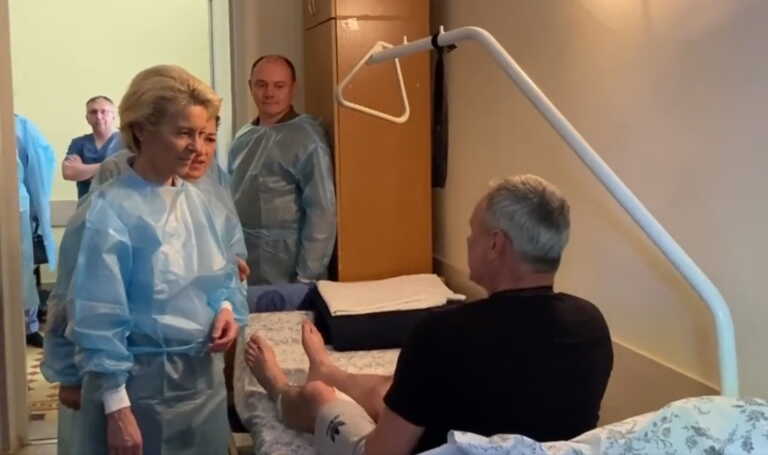 Ουκρανία: Τραυματίες στρατιώτες σε νοσοκομείο του Κιέβου επισκέφθηκε η Ούρσουλα φον ντερ Λάιεν