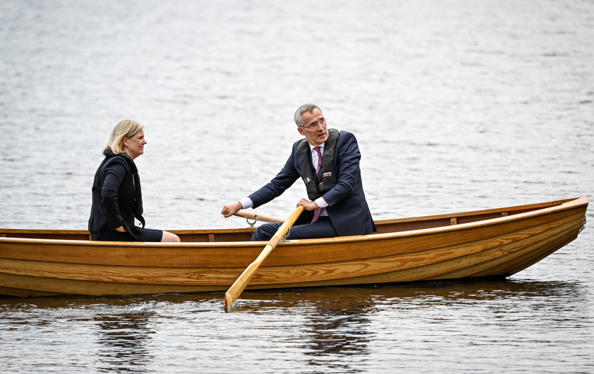 Ο Στόλτενμπεργκ βαρκάδα με τη Σουηδή πρωθυπουργό – Τι είπαν για ΝΑΤΟ και Τουρκία