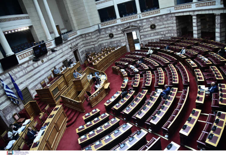 Βουλή: Υπερψηφίστηκε το νομοσχέδιο για τα AEI